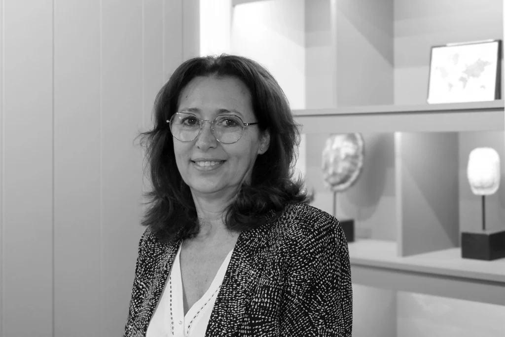 Françoise, gérante du magasin d'ameublement sur mesure Intérieurs Privés à Quimper