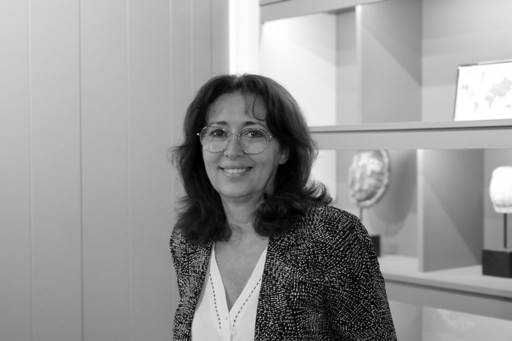 Françoise, gérante du magasin d'ameublement sur mesure Intérieurs Privés à Quimper