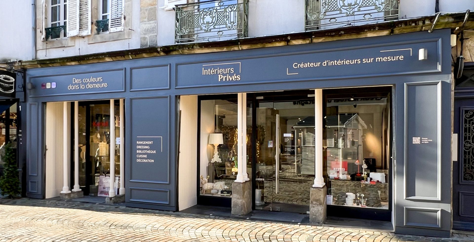 Façade du magasin Intérieurs Privés à Quimper. Spécialiste de l'aménagement intérieur sur mesure.