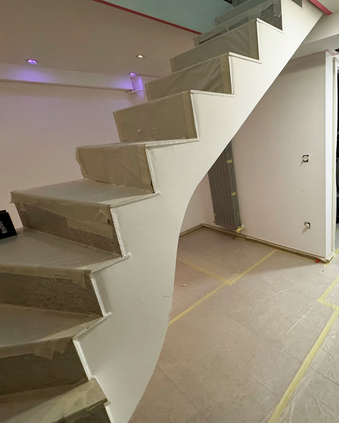 Suivez l’étape de rénovation d’un escalier moderne avec revêtement en pierre et peinture soignée. Cette transformation illustre comment valoriser les volumes et préparer l’installation de meubles sur mesure pour optimiser l’espace disponible.