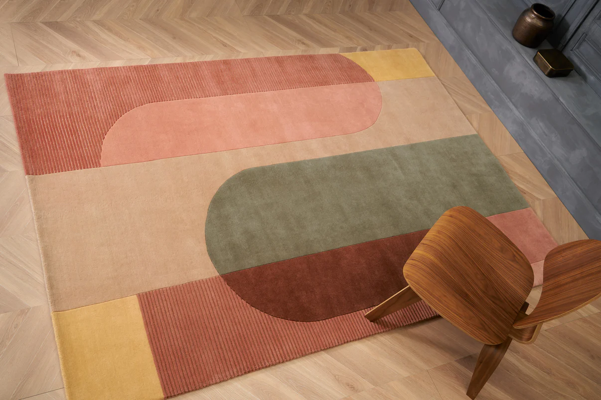 Tapis contemporain Ombres Terre de Serge Lesage, aux formes organiques et aux tons chauds – rose, terracotta, vert sauge et beige. Un modèle inspiré du POP Revival, idéal pour compléter un aménagement sur mesure chaleureux et expressif.
