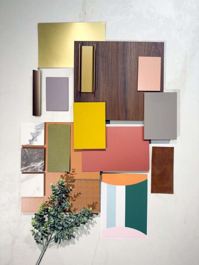 Planche tendance Pop Revival Intérieurs Privés – association de couleurs rétro, matières bois et finitions dorées, style années 60/70 revisité.