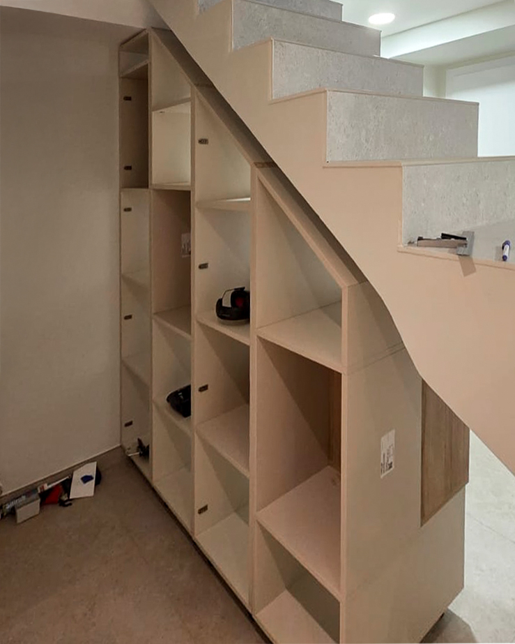 Découvrez comment intégrer des étagères ouvertes sous un escalier pour maximiser le rangement et apporter une touche contemporaine à votre intérieur. Ce meuble sur mesure valorise chaque centimètre disponible et offre de multiples possibilités décoratives, idéal pour organiser livres, accessoires ou objets du quotidien.