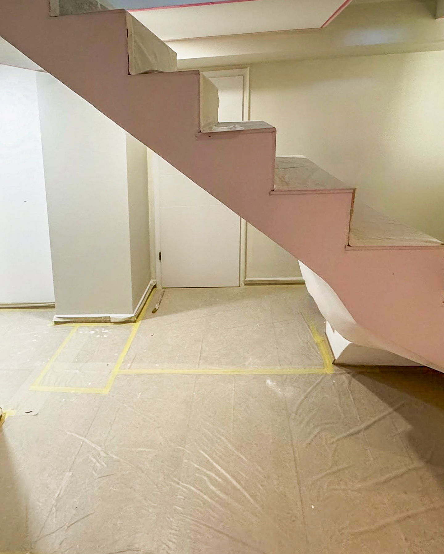 Explorez la configuration latérale d’un espace sous escalier, parfait pour accueillir des solutions de rangement personnalisées. Ce volume inutilisé se révèle être un atout majeur pour optimisations fonctionnelles et esthétiques, avant la pose du mobilier.
