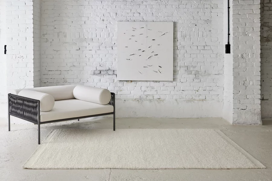 Tapis Cocoon I Blanc de Serge Lesage, texture bouclée et teinte naturelle, parfait pour une ambiance Japandi chaleureuse.