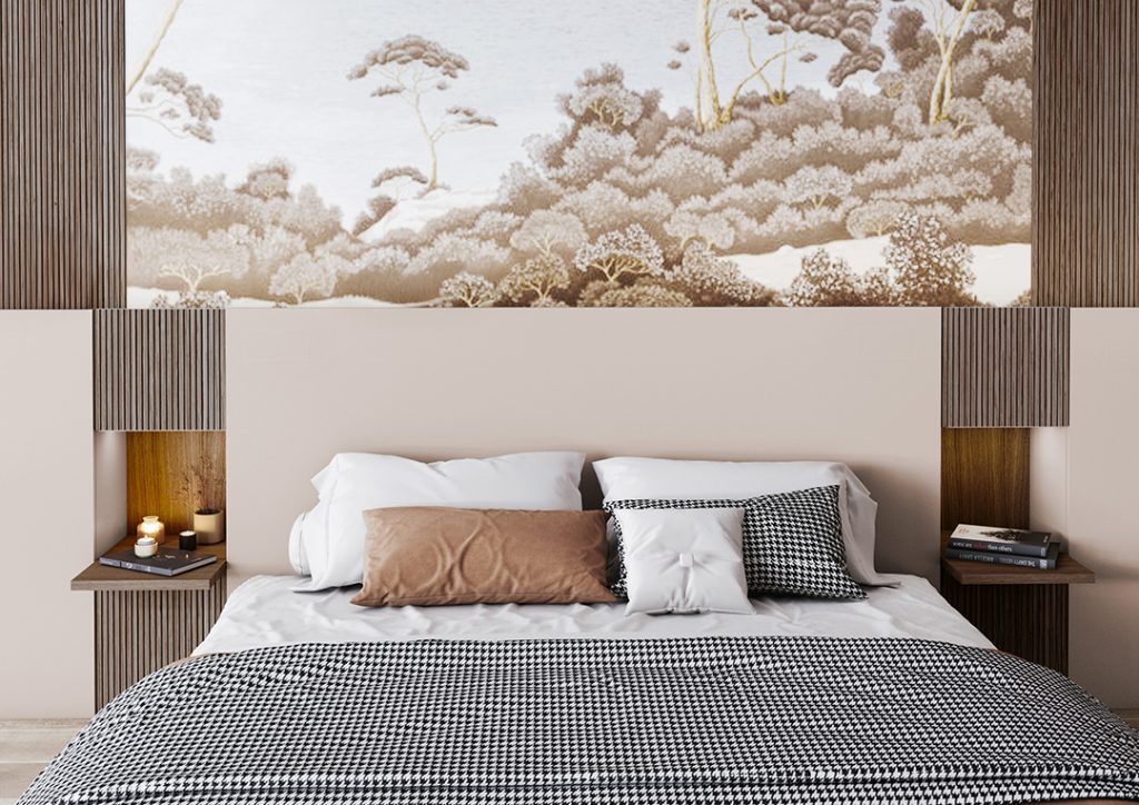 Tête de lit sur mesure inspirée du style Japandi, associant panneaux rainurés en bois, niches lumineuses et fresque paysagère aux tons naturels. Une chambre parentale élégante et apaisante signée Intérieurs Privés.