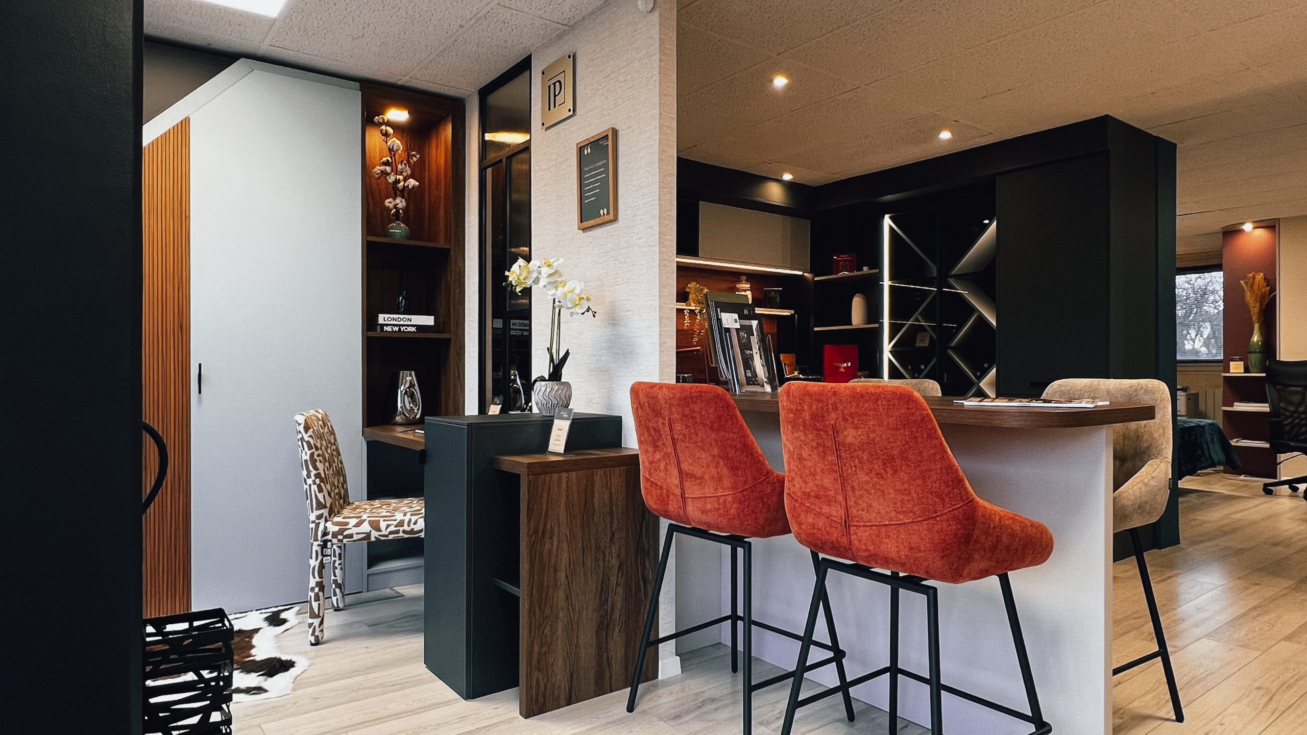 Espace bureau télétravail sur mesure exposé au showroom Intérieurs Privés de Saint-Germain-en-Laye. Un aménagement intérieur pensé pour concilier travail à domicile, rangement et esthétisme.
