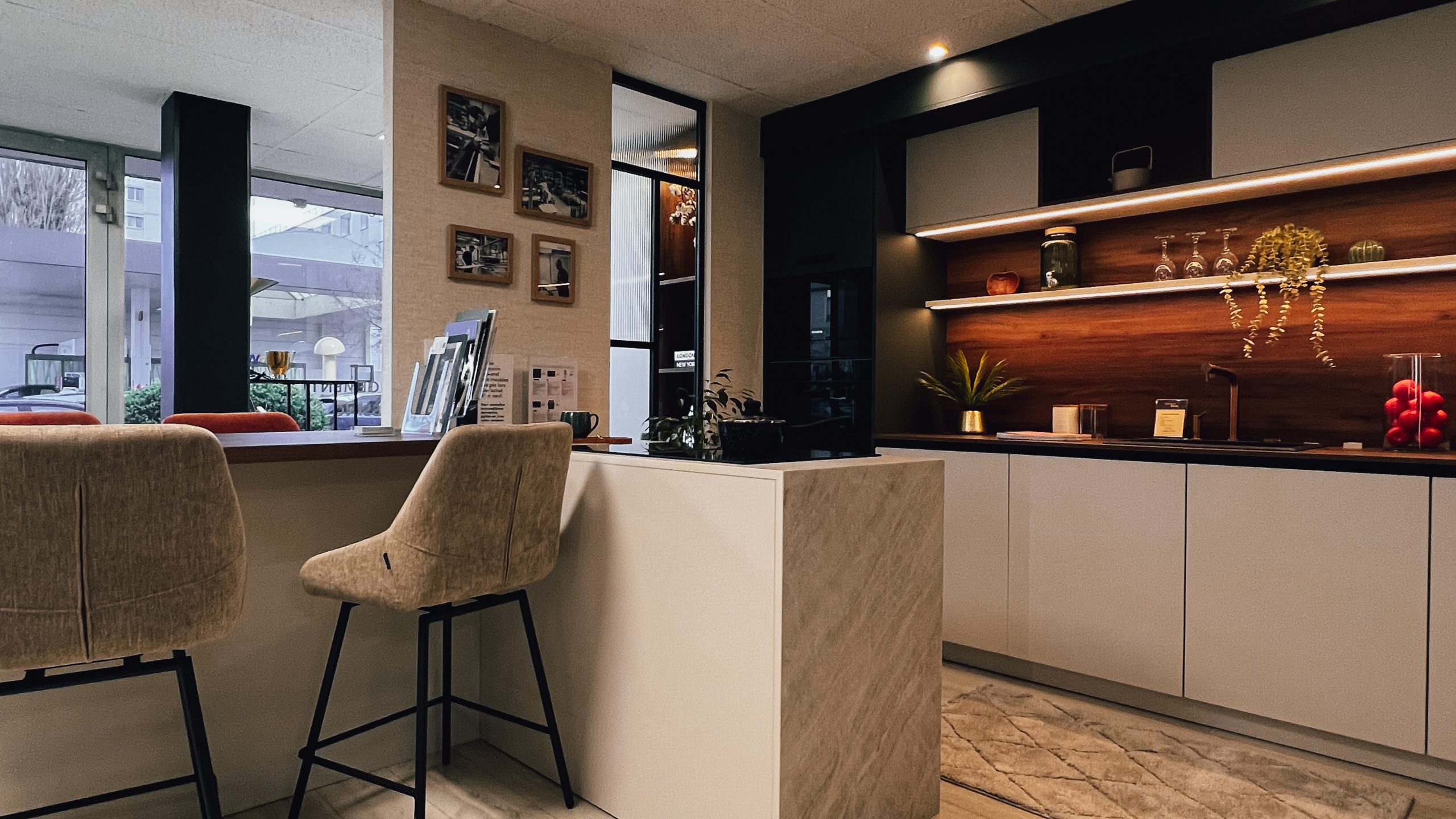 Cuisine sur mesure exposée au showroom Intérieurs Privés de Saint-Germain-en-Laye, associant façades mates, îlot central convivial et rangements intégrés. Une conception élégante pensée pour structurer l’espace et valoriser les usages du quotidien.