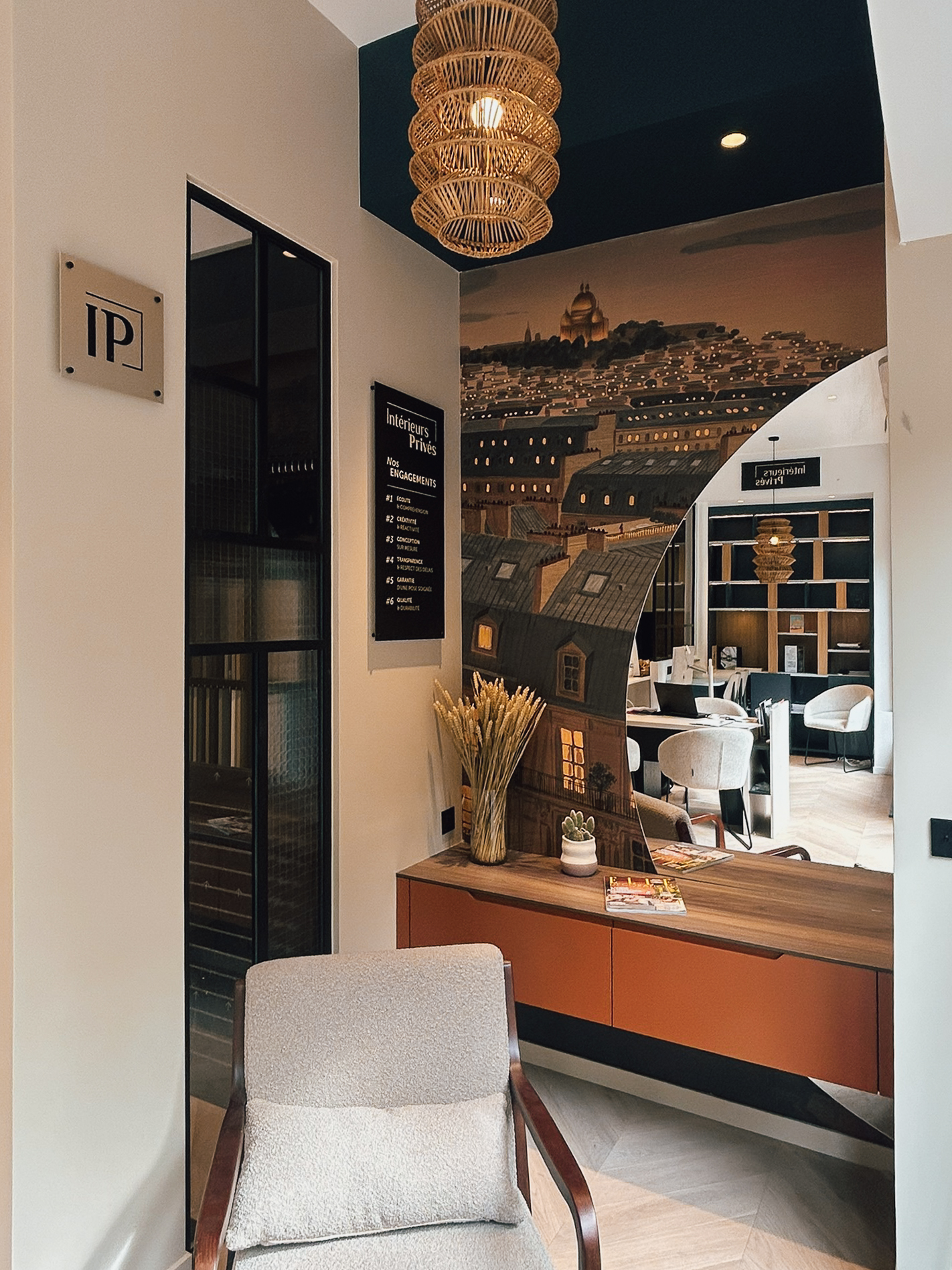 Espace accueil du showroom Intérieurs Privés Paris 6 avec meuble bas sur mesure, façades colorées et plan bois. Une composition soignée qui illustre l’approche globale de l’aménagement intérieur personnalisé.