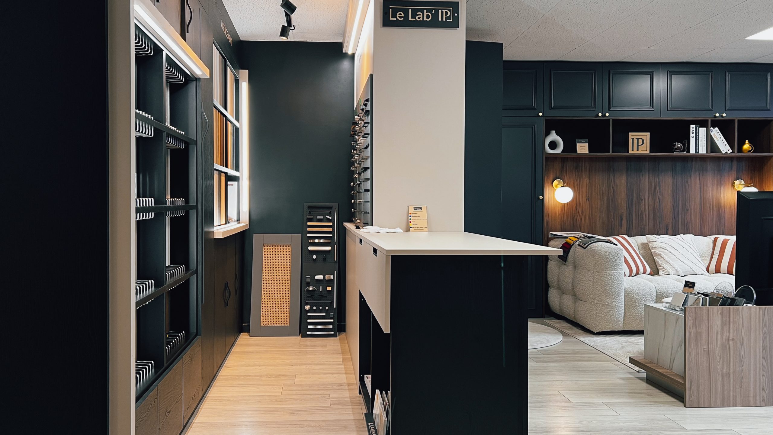 Le Lab’ IP du showroom Intérieurs Privés à Saint-Germain-en-Laye, dédié au choix des matériaux, finitions et couleurs pour les projets d’aménagement intérieur sur mesure. Un espace d’inspiration et de précision.