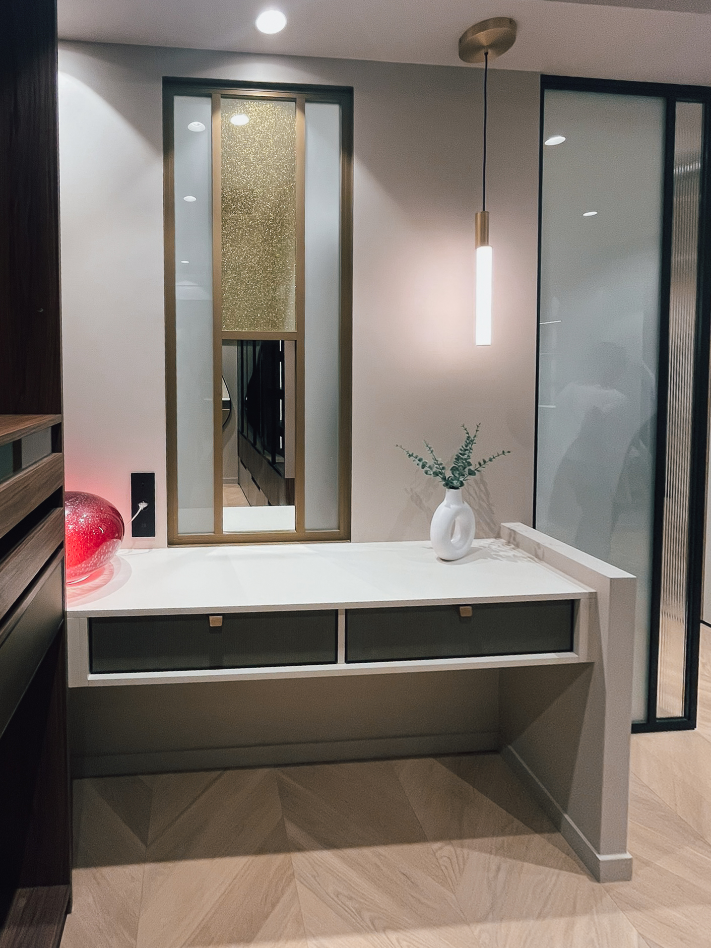 Meuble console sur mesure présenté chez Intérieurs Privés Paris 6, associé à un miroir vertical aux finitions métalliques. Un aménagement pensé pour structurer l’espace tout en apportant fonctionnalité et élégance.