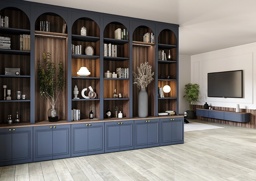 Photo d'inspiration montrant un grand meuble bibliothèque mural sur-mesure dans un salon. Il se compose de placards bas bleus, de grandes arches en bois avec des étagères éclairées remplies de livres et d'objets de décoration, et d'un meuble TV assorti sur le mur adjacent.