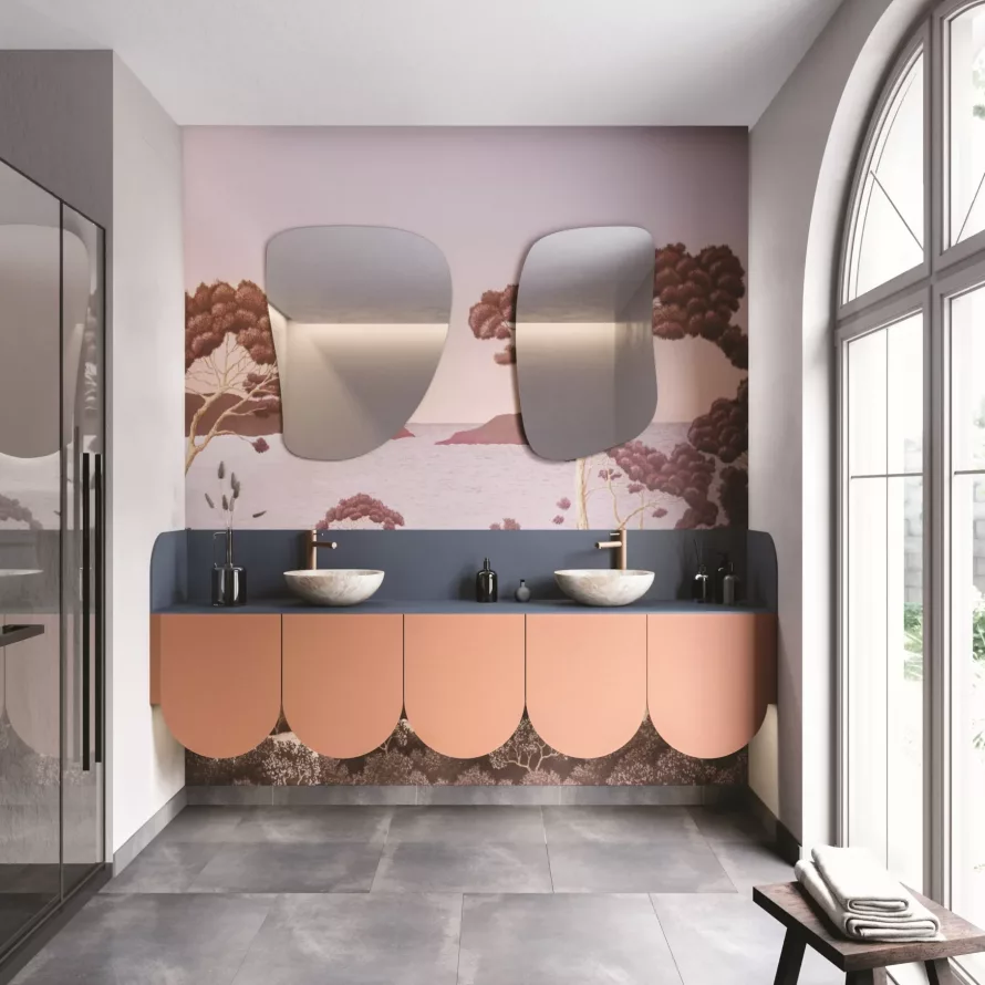 Salle de bain sur mesure colorée avec meuble double vasque, façade arrondie et décor mural panoramique