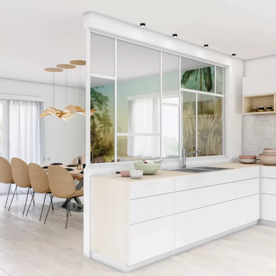 Cuisine sur mesure blanche avec verrière intérieure, meubles épurés et ouverture visuelle vers la salle à manger.