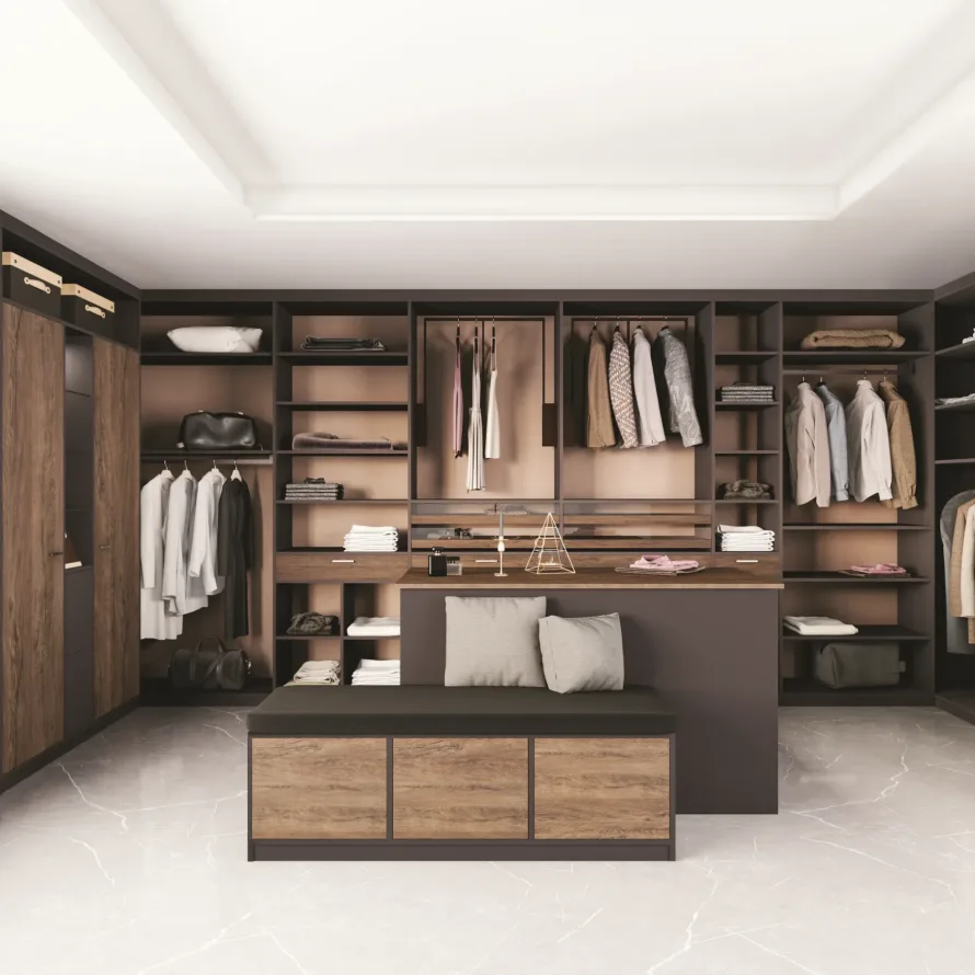 Dressing en U sur mesure avec penderies ouvertes, étagères, façades décor bois, banquette et îlot central intégré.