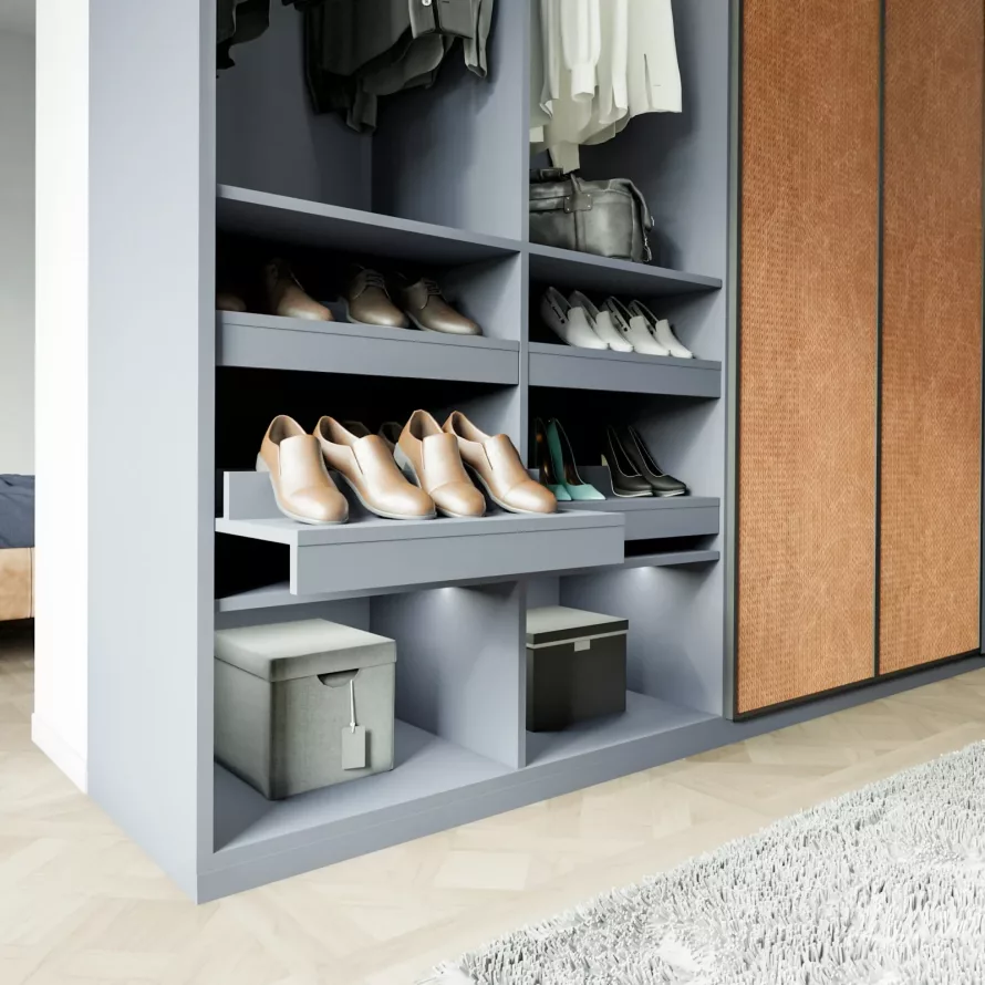 Dressing ouvert sur-mesure avec étagères à chaussures, penderie, façades texturées et rangements intégrés.