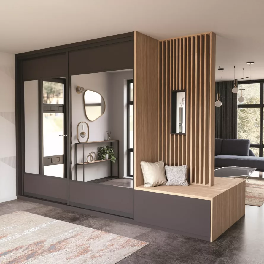 Entrée sur mesure avec placard coulissant, claustra bois, banquette intégrée et rangements fermés dans un espace ouvert.