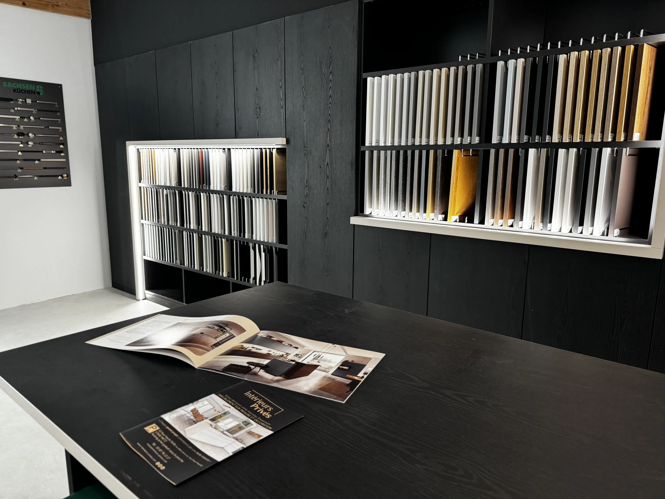 Matériauthèque avec échantillons de façades, décors bois et finitions pour concevoir des projets d’aménagement intérieur sur mesure.