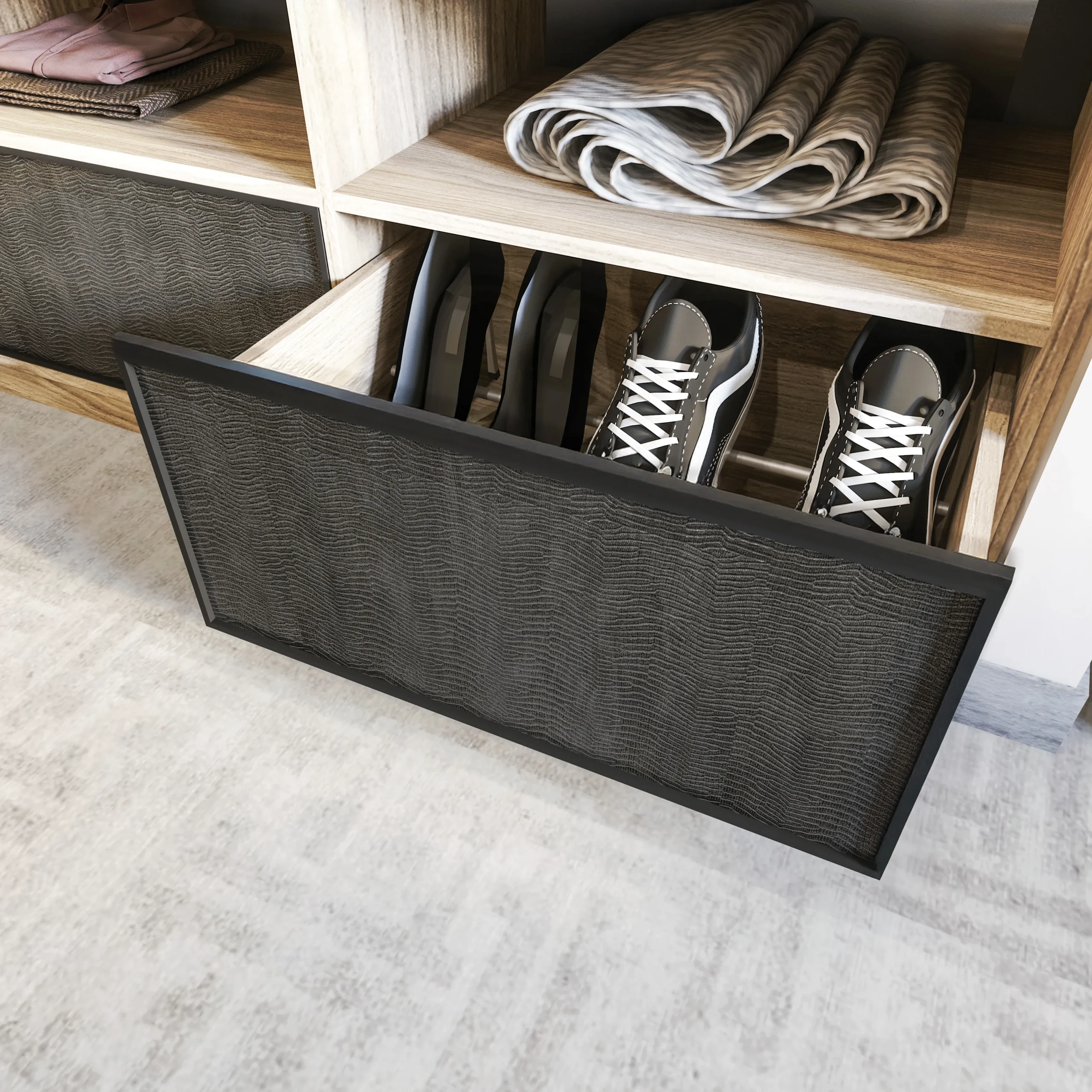 Tiroir ouvert dans un dressing sur mesure, avec rangement dédié aux chaussures, étagères bois et façade texturée.