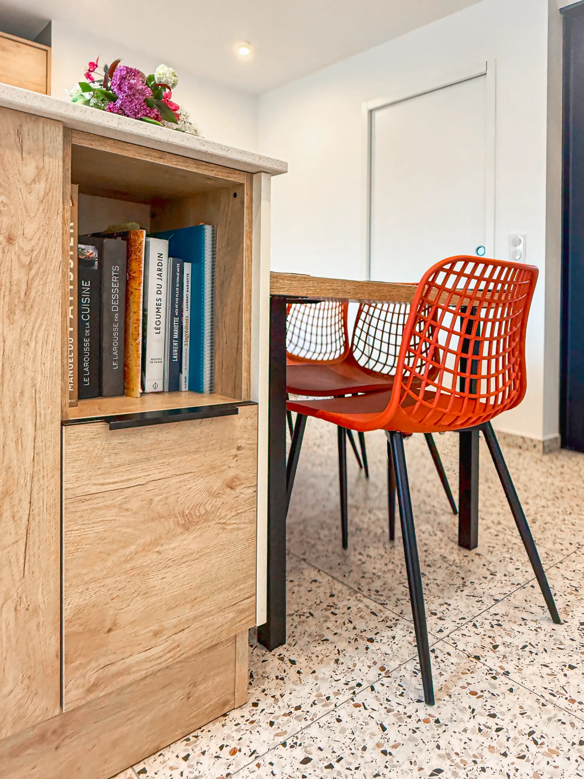Détail d’une niche ouverte en décor bois intégrée à l’extrémité du coin repas sur-mesure.